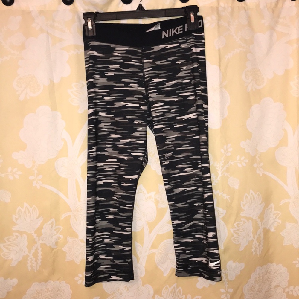 NIKE PRO Leggings ~ Camo & below the knee fit. Med